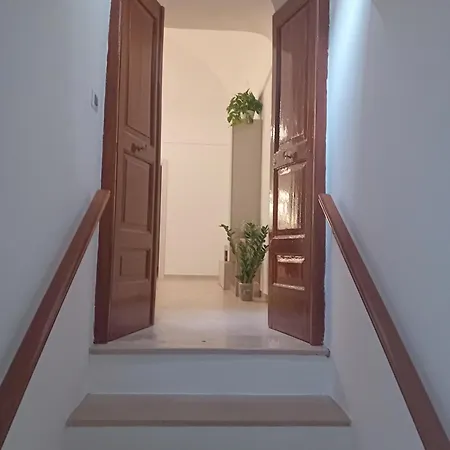 Vincent House Apartment *